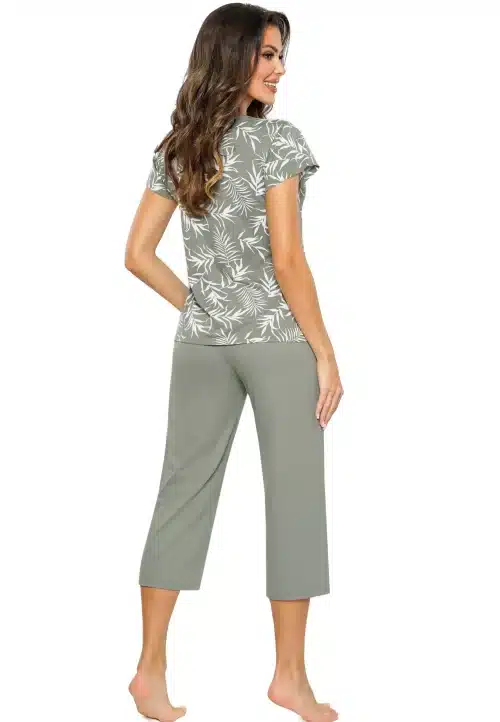 pijama damă din viscoză verde măsliniu cu pantaloni 3/4 și bluză cu mâneci scurte, model PALOMA