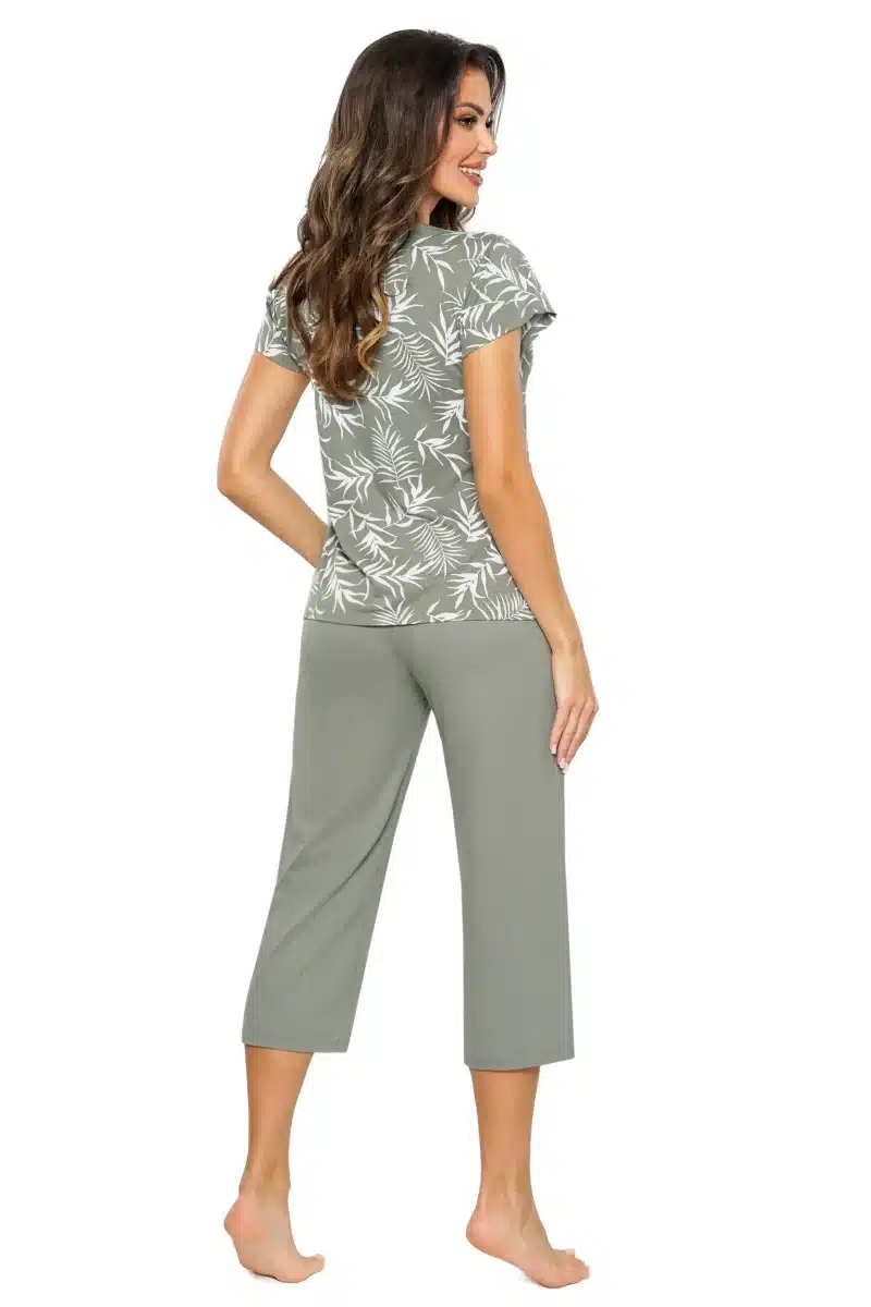 pijama damă din viscoză verde măsliniu cu pantaloni 3/4 și bluză cu mâneci scurte, model PALOMA